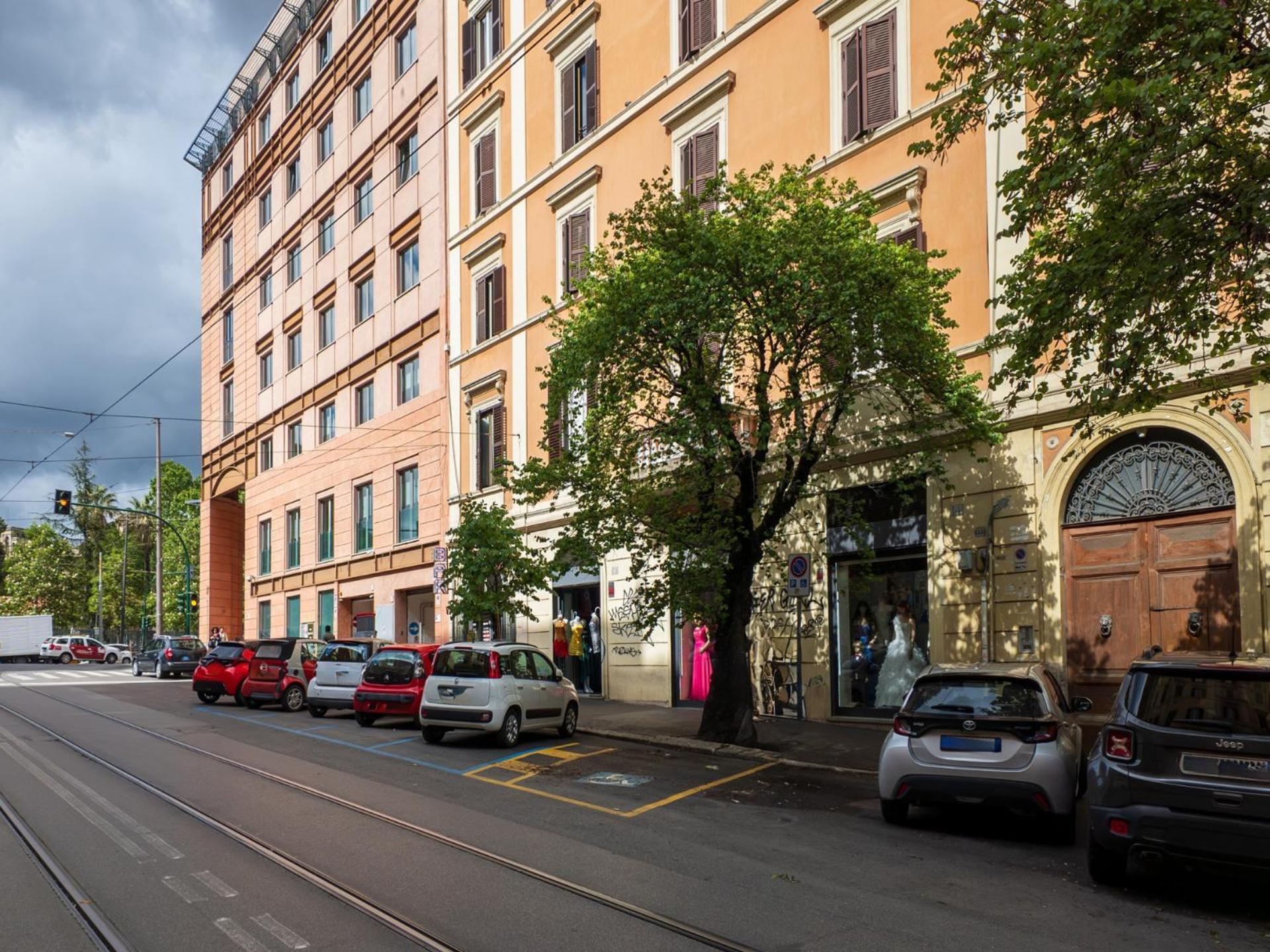 The Best Rent - Spacious One-Bedroom Apartment Near Colosseum Roma Exterior foto